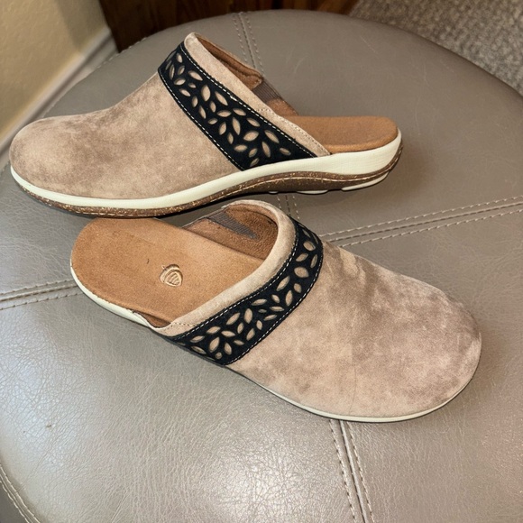 ACORN Brown Cinder Suede VISTA Slip On Comfort Mule Clogs Sz 7 NWOT - Picture 1 of 5